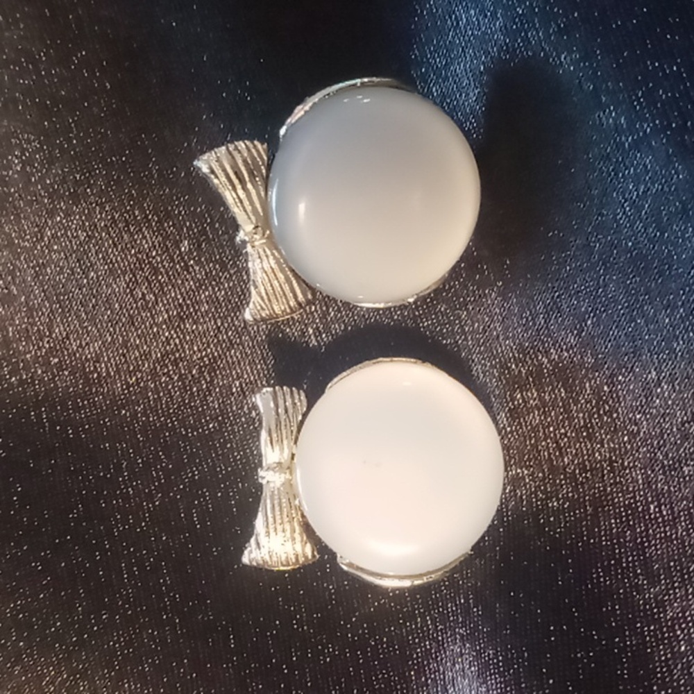 Vintage clip on earrings moon stone like resin with gold tone bows